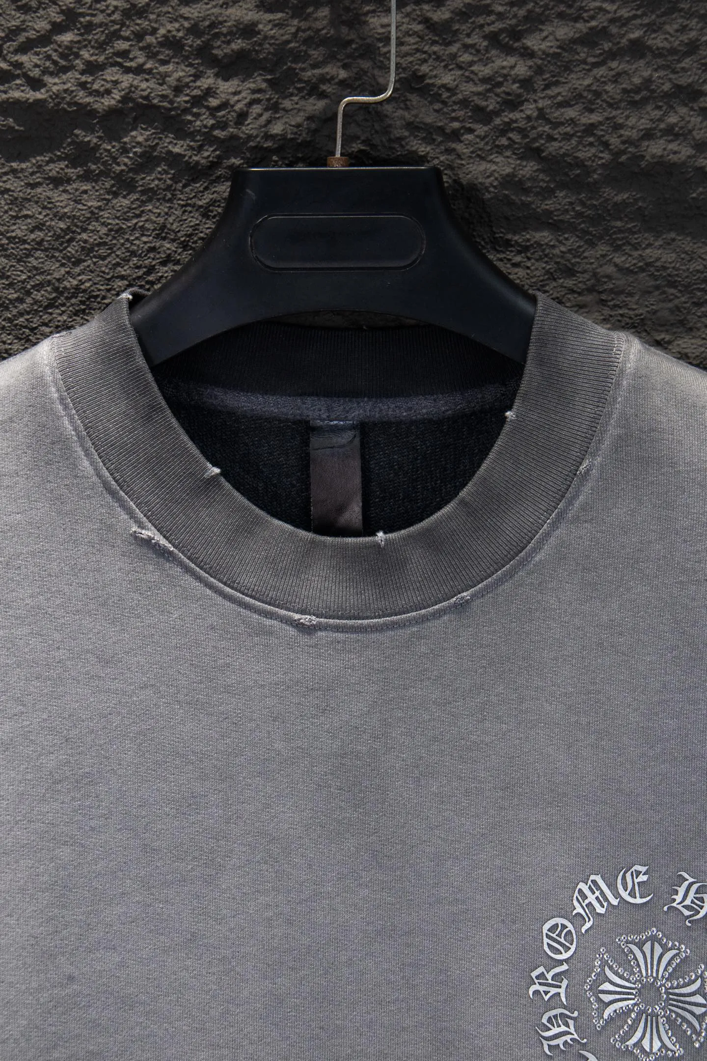 P290 🆕Chrome hearts new hot diamond silicone stir-fried color sweatshirt. The os version is really charming. The Chrome family is really unique. Every new season has the best version. It is very practical and can be worn casually. Nice✔️ - ⚠️100% cotton. Made of custom-dyed terry cotton sweatshirt surface, 420g double-ply double yarn, comfortable to the touch. Made from imported knitting needle carded cotton, the thickness is moderate, drapey and contoured, making the upper body comfortable! ! It is very tolerant to fat body types and can instantly lose five pounds after wearing it!  Specially ordered many Austrian hot diamonds, which have the bling bling effect of natural crystals under the light, with multi-faceted reflective points, and the production cost is extremely high. The laser molding includes a computer engraving machine and a laser machine, which are accurate in units of particles. Finally, it is hot and set at high temperature. After the hot ironing, the firmness needs to be tested repeatedly on the hot stamping. It can show colorful reflections under the light. The body of the garment is treated with reverse-bottomed silicone, hot-drilled and frayed elements, which greatly increases the interest of the garment and creates a unique visual effect.  Hem Loose closing Double-layer fabric Good closing effect Exquisite seaming Color: Washed black Reverse stir-fried gray Size: S-M-L-XL
